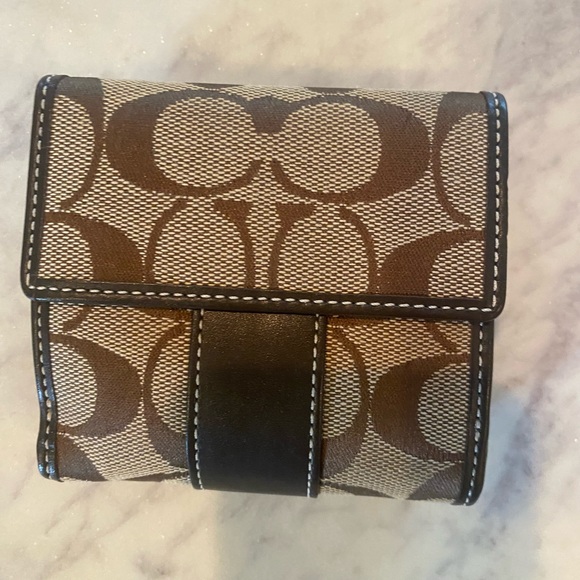 Signature Coach Wallet. Like new - Picture 1 of 4